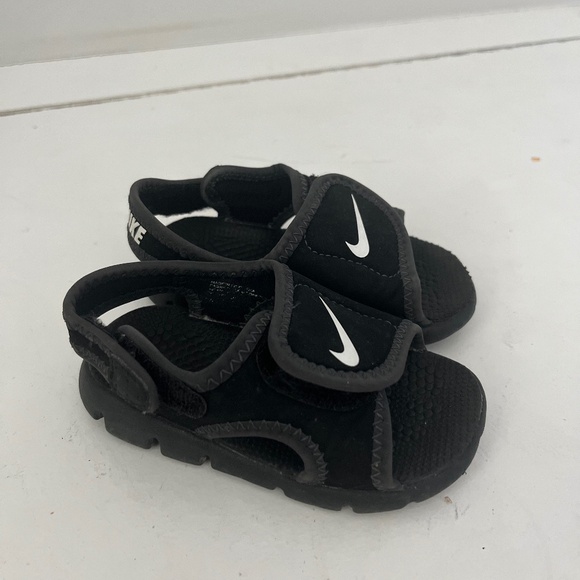 Toddler Nike Sandals - Picture 1 of 2